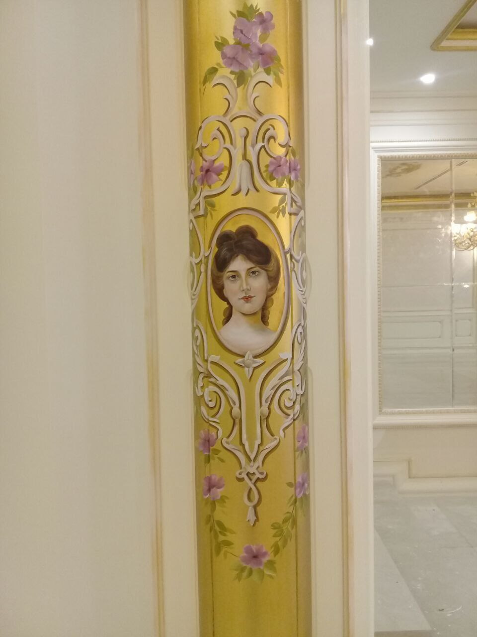 اجرای ورق طلای خشتی روی ستون و نقاشی